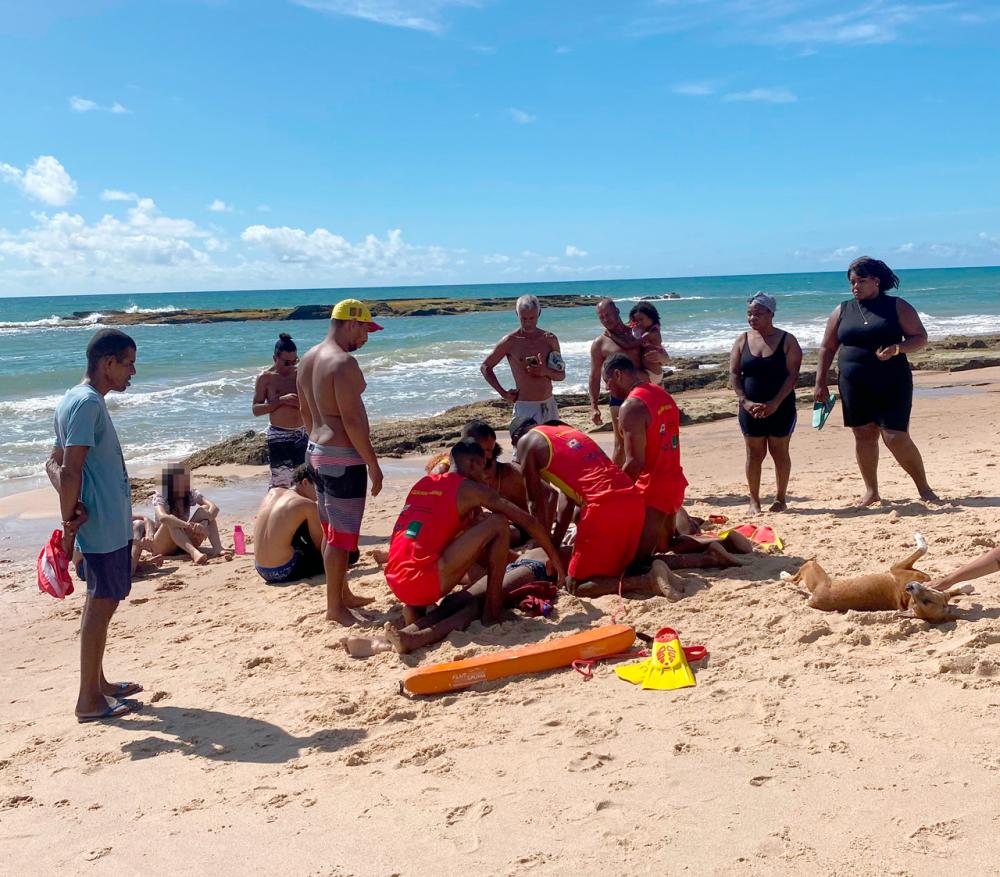 Adolescente de 15 anos morre afogado ao tomar banho com amigos na praia de  Arembepe – Bahia Conexão